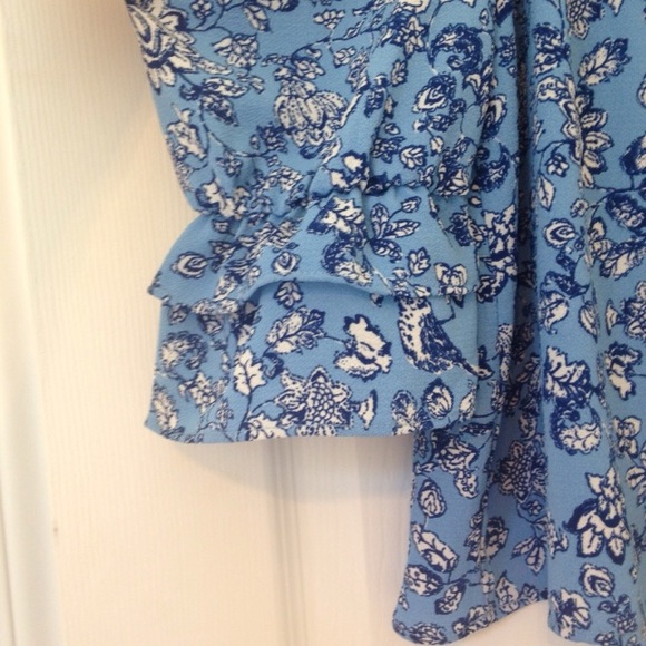 🆕  Cold Shoulder Sm - Picture 2 of 7